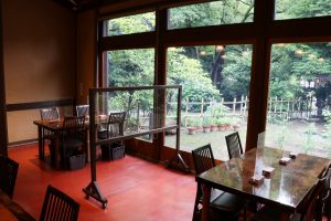 ①窓際テーブル