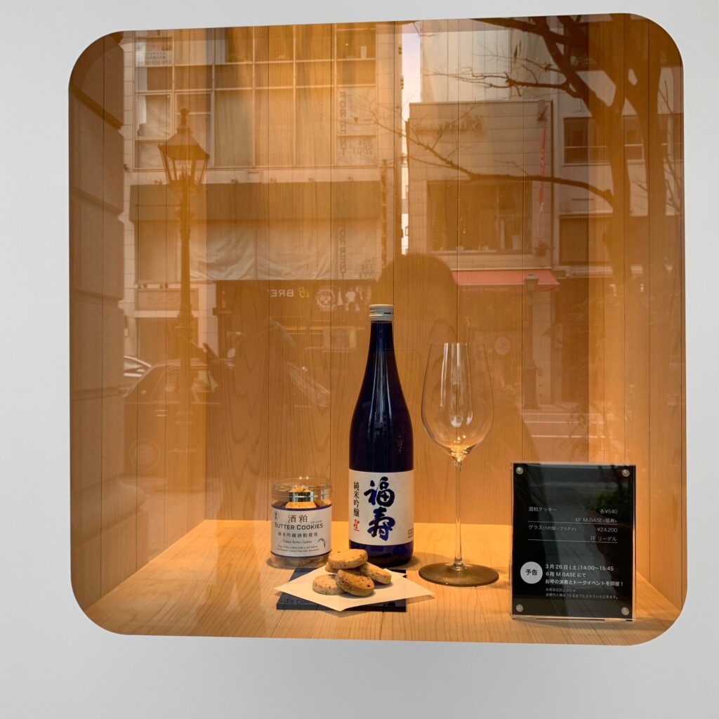 大丸神戸店のショーウインドウに福寿が出現しています