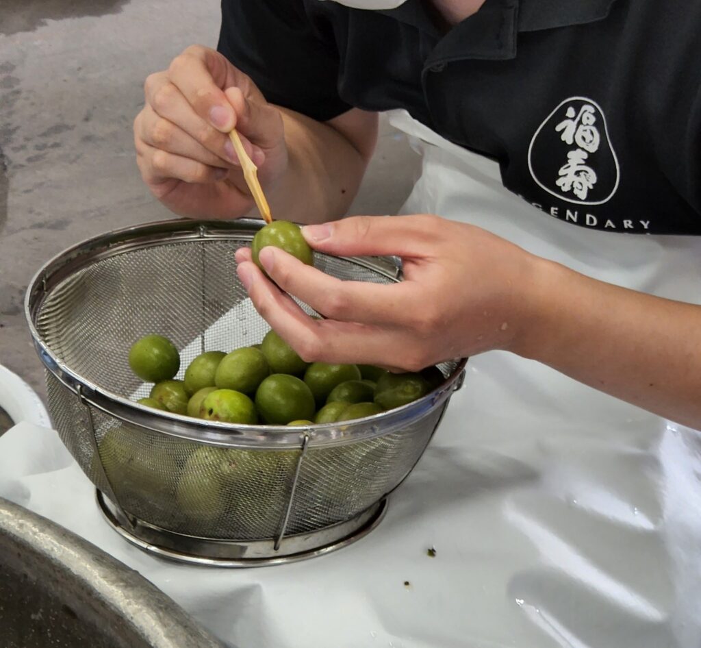初夏の風物詩 梅酒の仕込みが始まります（2024.6）