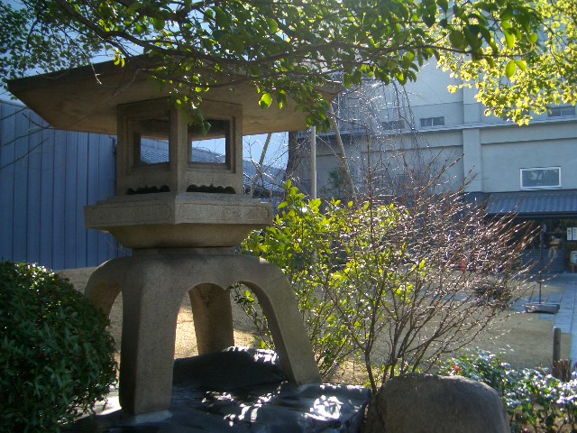 中庭の灯篭・・